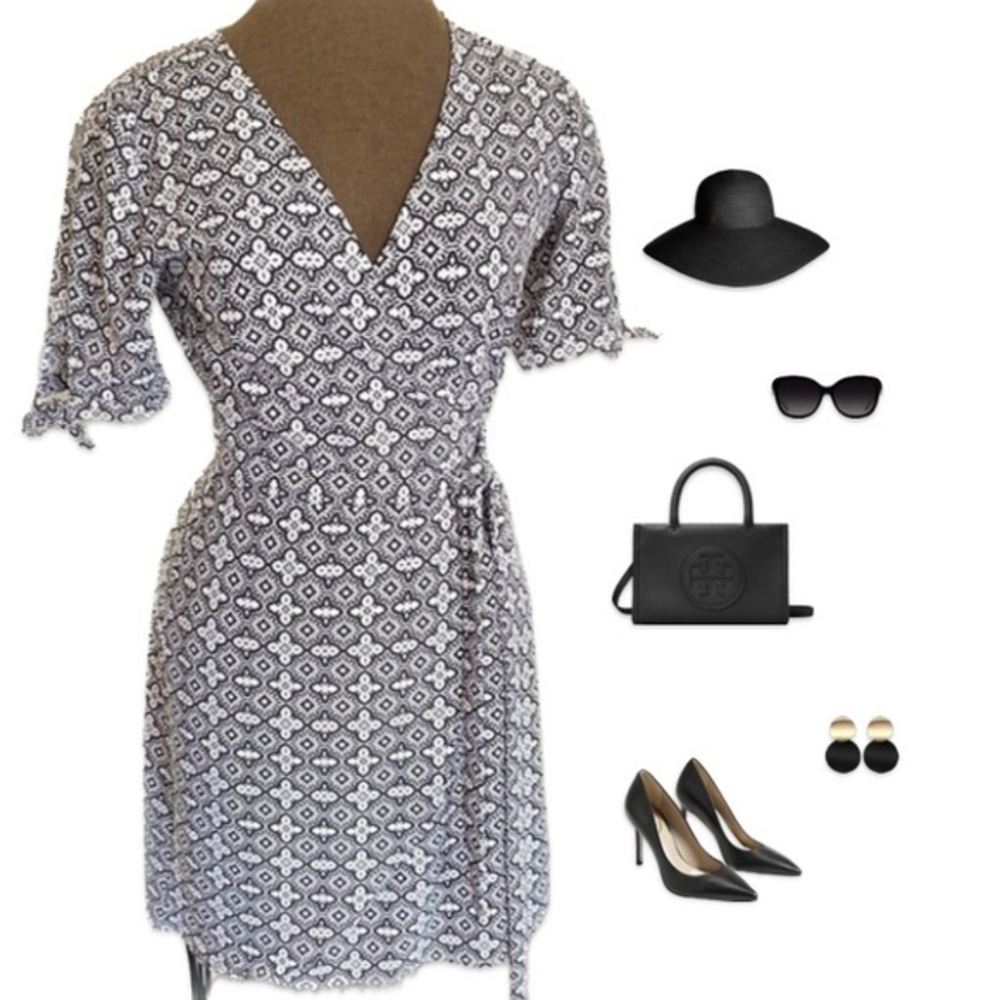 Banana Republic, Wrap Dress,‎ size 0, black and white medallion print, flexible